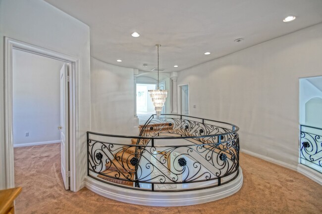 Building Photo - VERY SPACIOUS, BRIGHT & AIRY HOME W/ UNIQU...