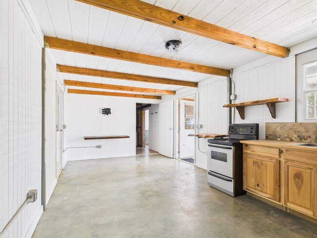 Building Photo - "Charming 1-Bedroom 1 Bathroom