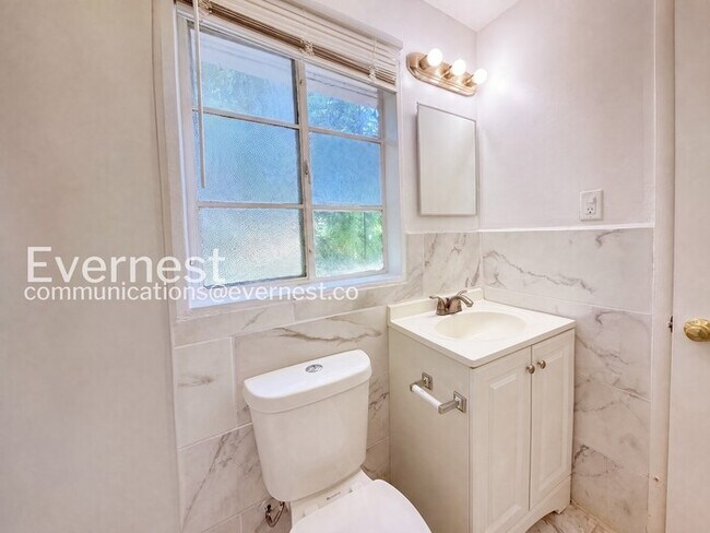Building Photo - Charming Townhome with Driveway and Street Parking | Pet friendly | Available Now!