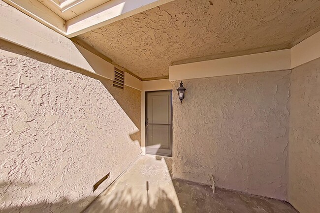 Building Photo - 2 Bedroom, 1.5 Bathroom Townhouse in San C...