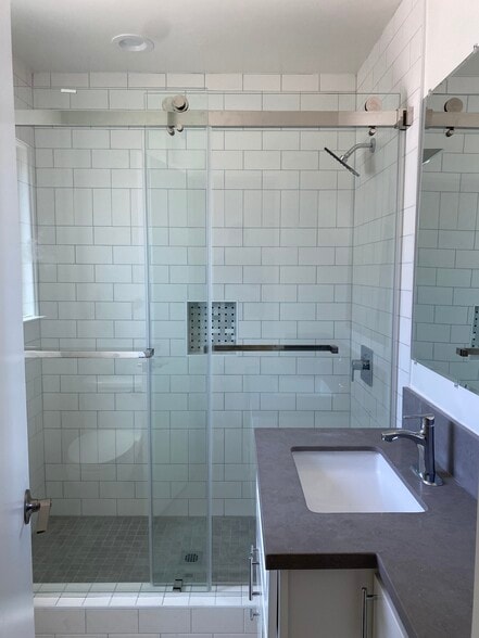 bathroom - 1331 W Adams Blvd