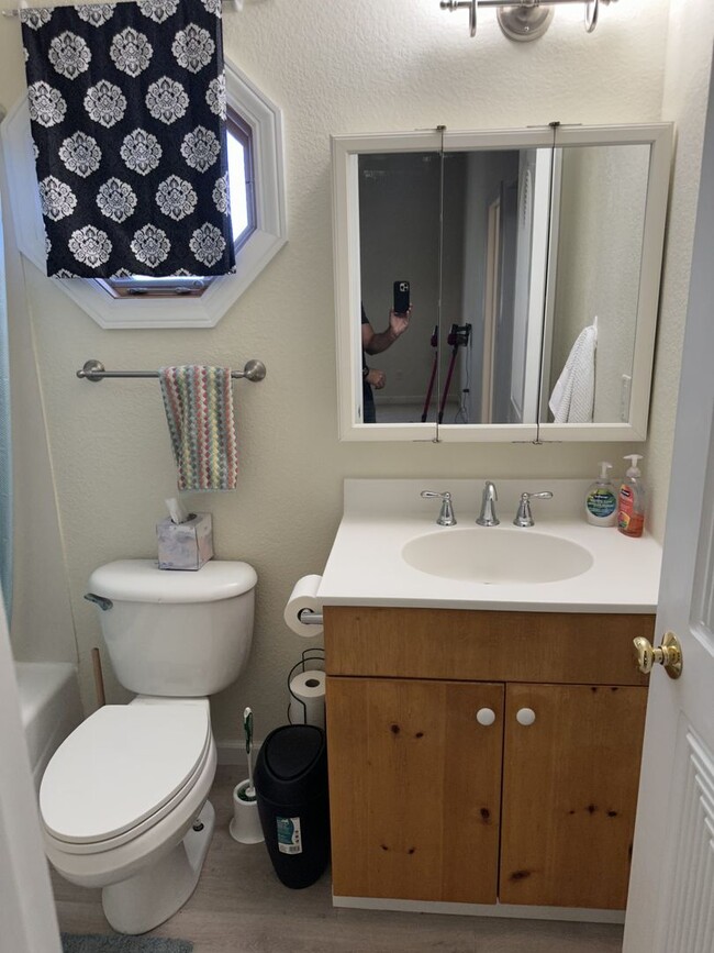 Building Photo - Carriage House