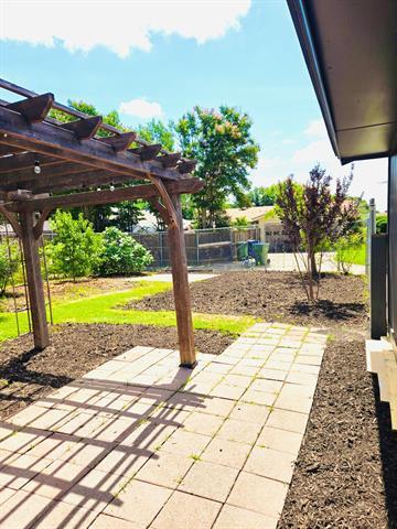 Building Photo - 526 Doral Pl