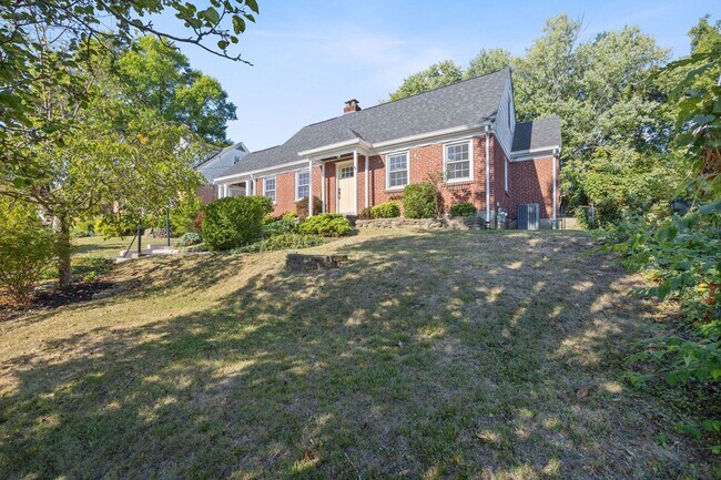 Building Photo - ANDERSON- Charming 4 bedroom 2 bath with f...