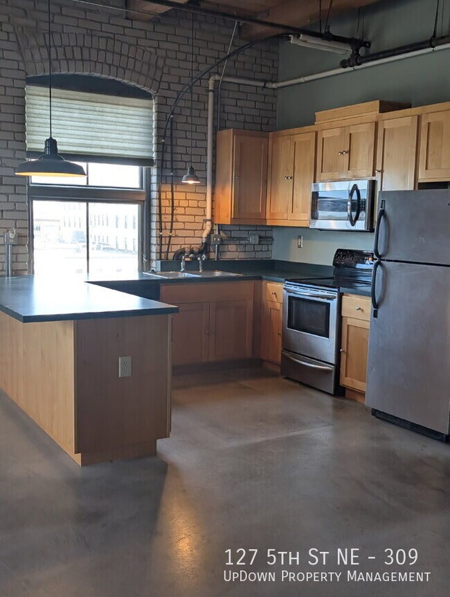 Building Photo - 127 5th St NE