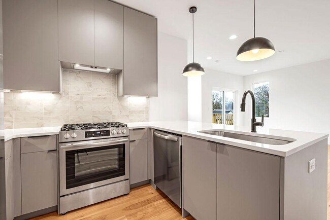 Building Photo - 1244 1st Ave S