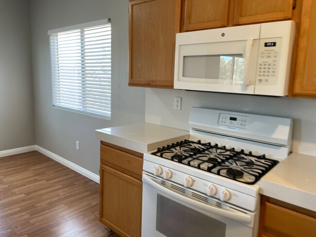 Building Photo - 2 bedroom upgraded condo in Silverado Ranch