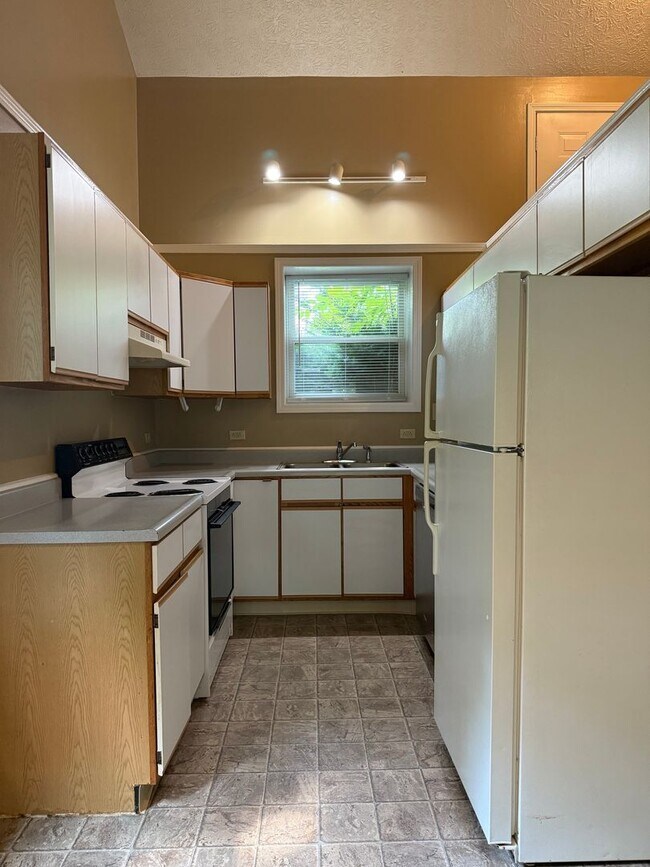 Building Photo - 3 bedroom, 2 bathroom duplex on Bloomingto...
