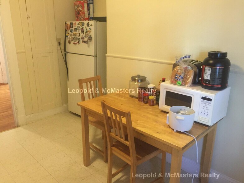 Building Photo - 76 Dunboy St