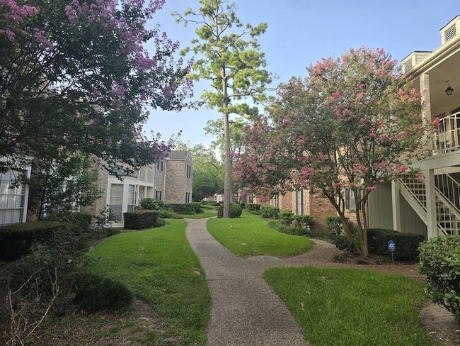 Building Photo - 12968 Trail Hollow Dr
