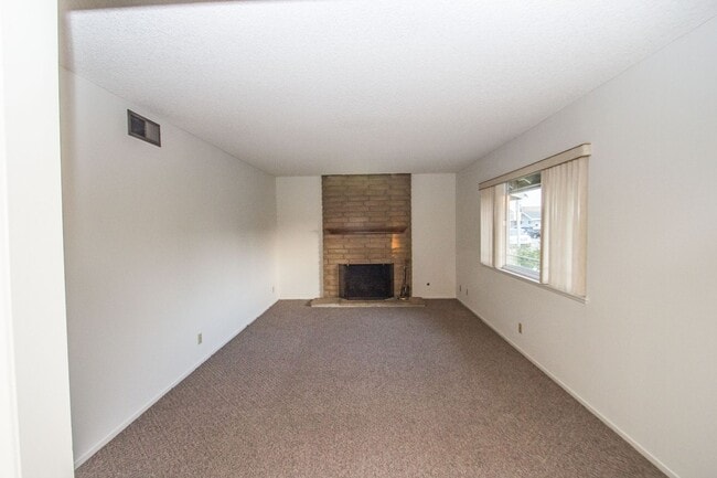 Building Photo - This lovely North Oxnard 4 bedroom 2 bath home with Vintage Oxnard Vides!!! COMING SOON