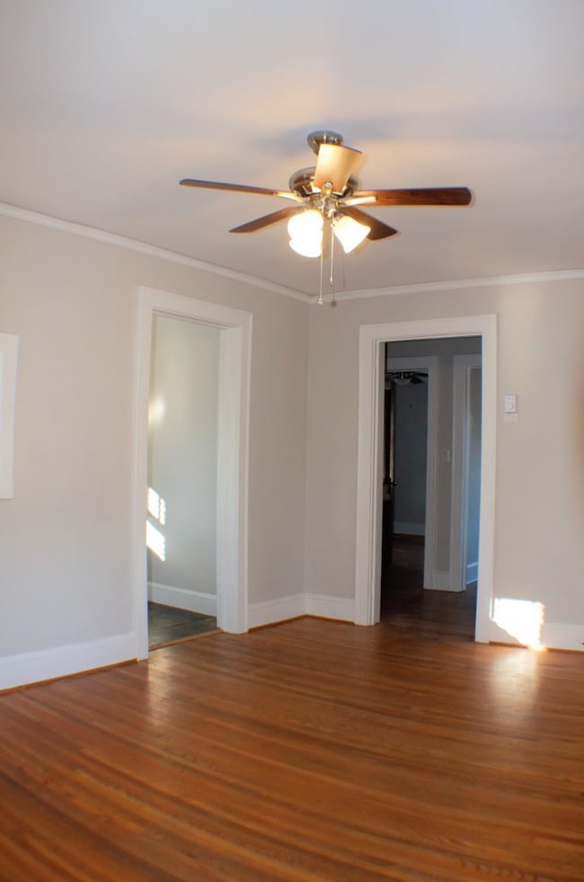 Building Photo - "Charming 2-Bed Home with Gleaming Hardwood Floors in Hendersonville!"