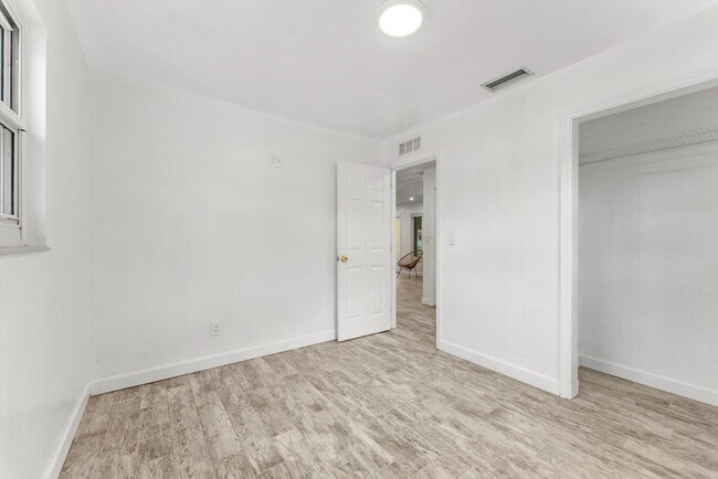 Building Photo - 4641 SW 25th Terrace