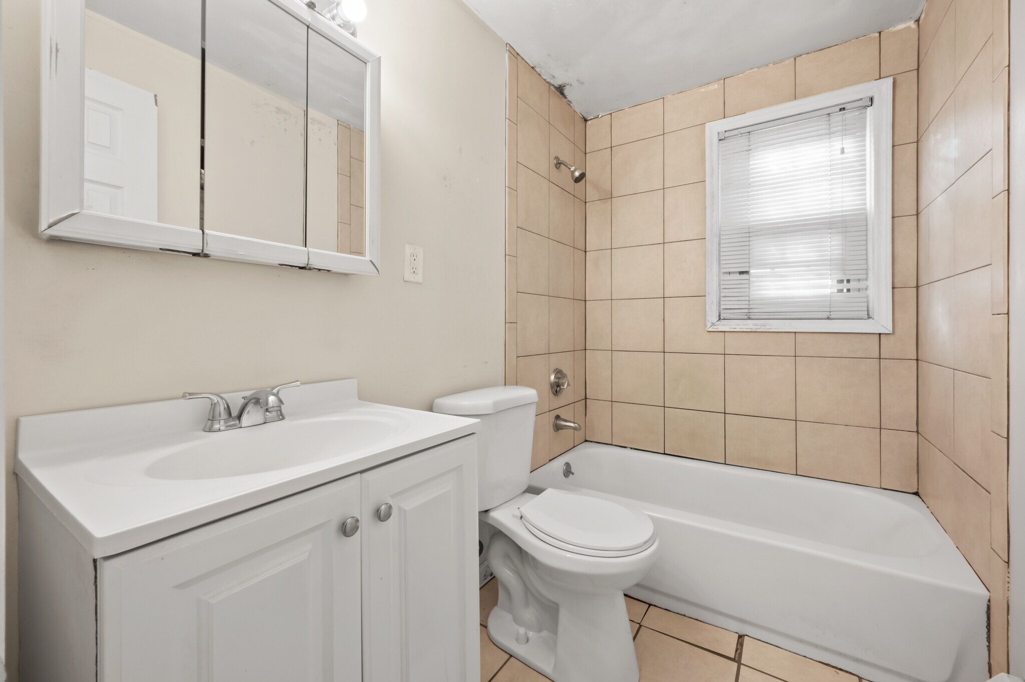 Building Photo - 340 Charter Oak St