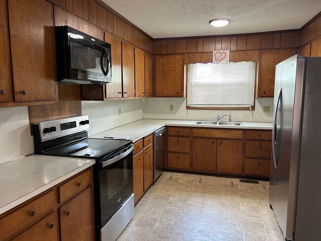 Building Photo - 4 Bedroom / 3 Bath One Level Home Kingsport TN