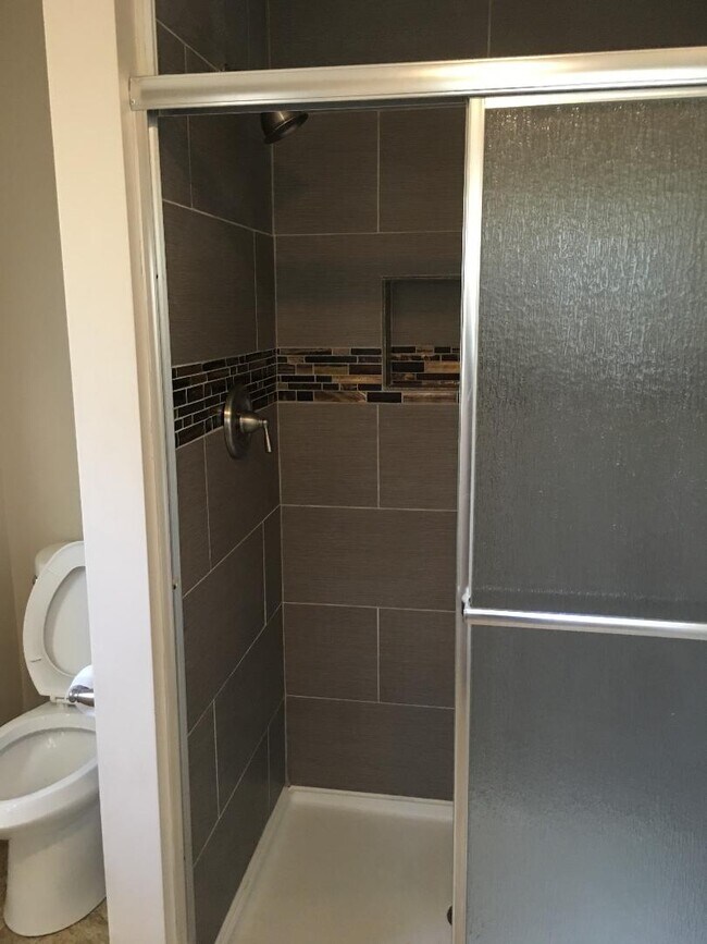 downstairs full bath with shower - 517 N 9th Ave