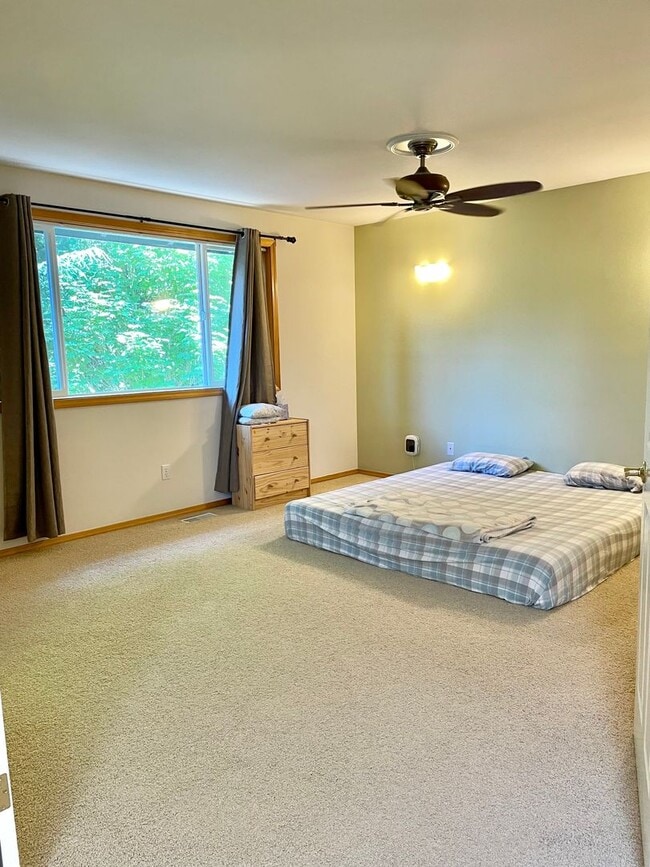 Building Photo - Spacious 4 bedrooms + Den, A/C! Pet(s)!