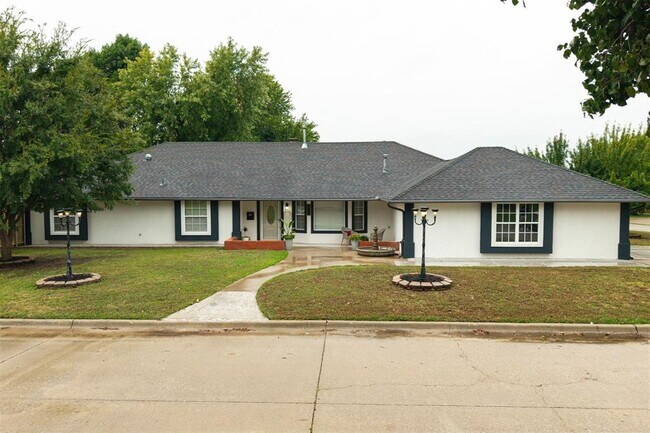Building Photo - 9009 Lakeaire Dr