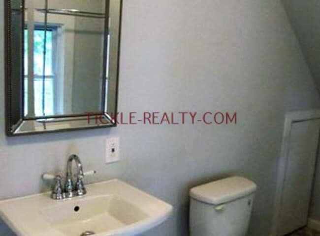 Building Photo - 3 Bedroom Single Family House