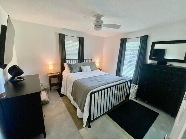 Building Photo - 604 SE 4th Ave