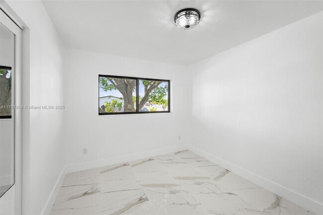 Building Photo - 1921 SW 84th Ct