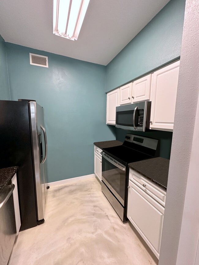 Building Photo - Spacious 1bedroom 1 bath condo in The Quar...