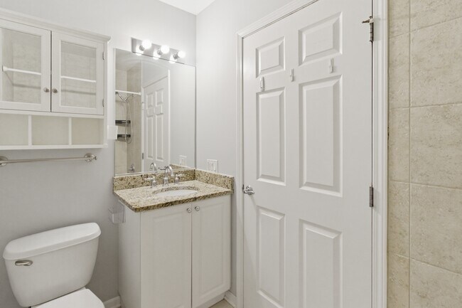 Building Photo - 873 N Larrabee St