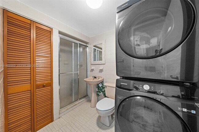 Building Photo - 1935 Arthur St