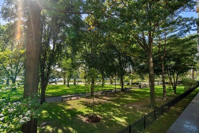 Building Photo - 975 Memorial Dr