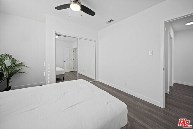 Building Photo - 1368 W Summerland Ave