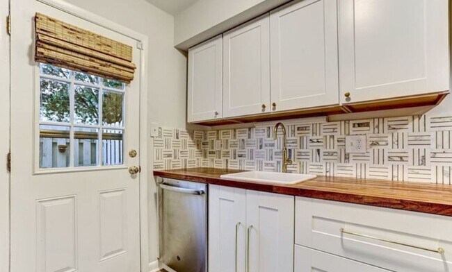 Building Photo - Charming Town Home Available August 12th.