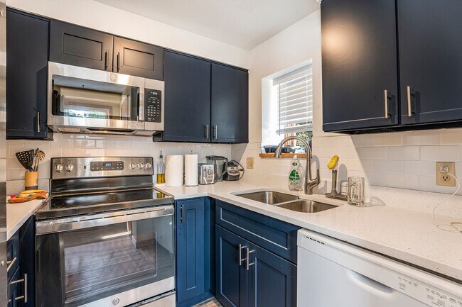 Building Photo - 2 Bedroom Cottage Oasis on The Hill!