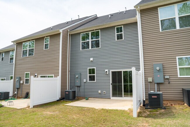 Building Photo - 3BR/2.5BA Modern Townhome on Spartanburg’s...