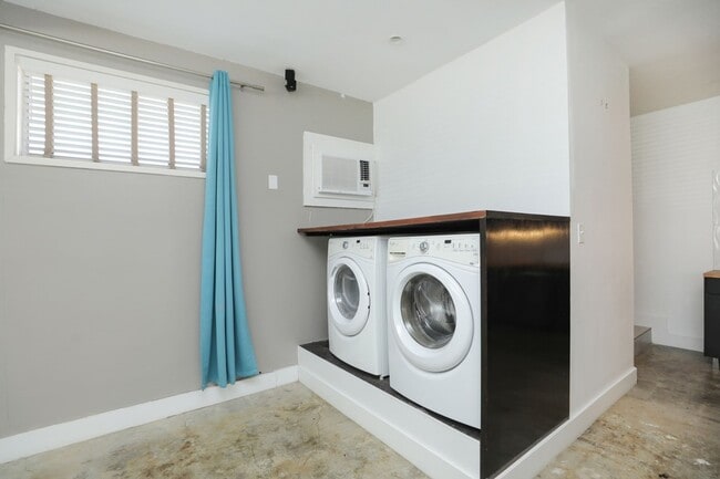 Building Photo - 2215 Cleburne St