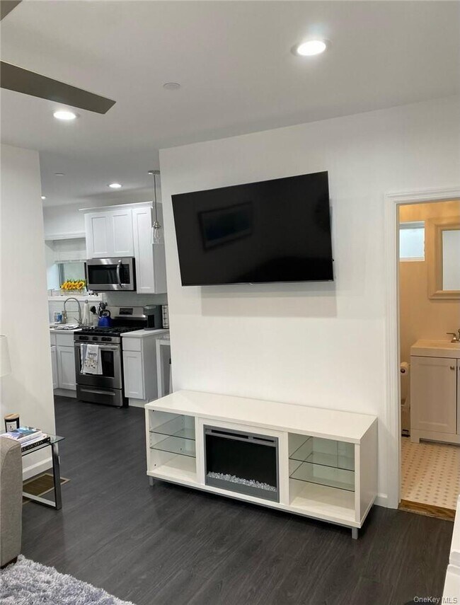 Building Photo - 150 Fifth Ave