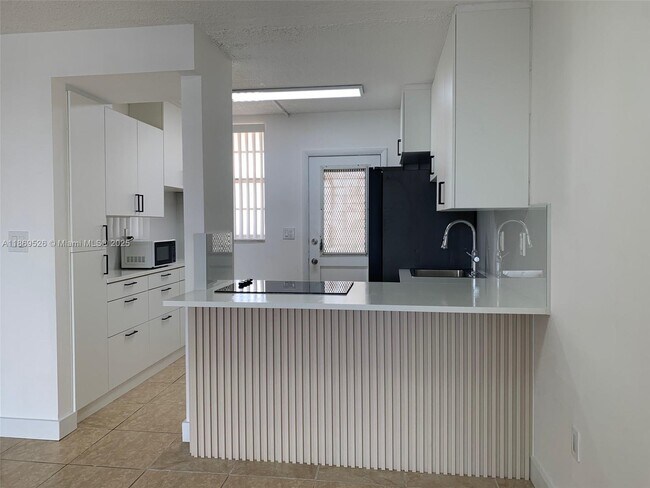 Building Photo - 2999 Point E Dr