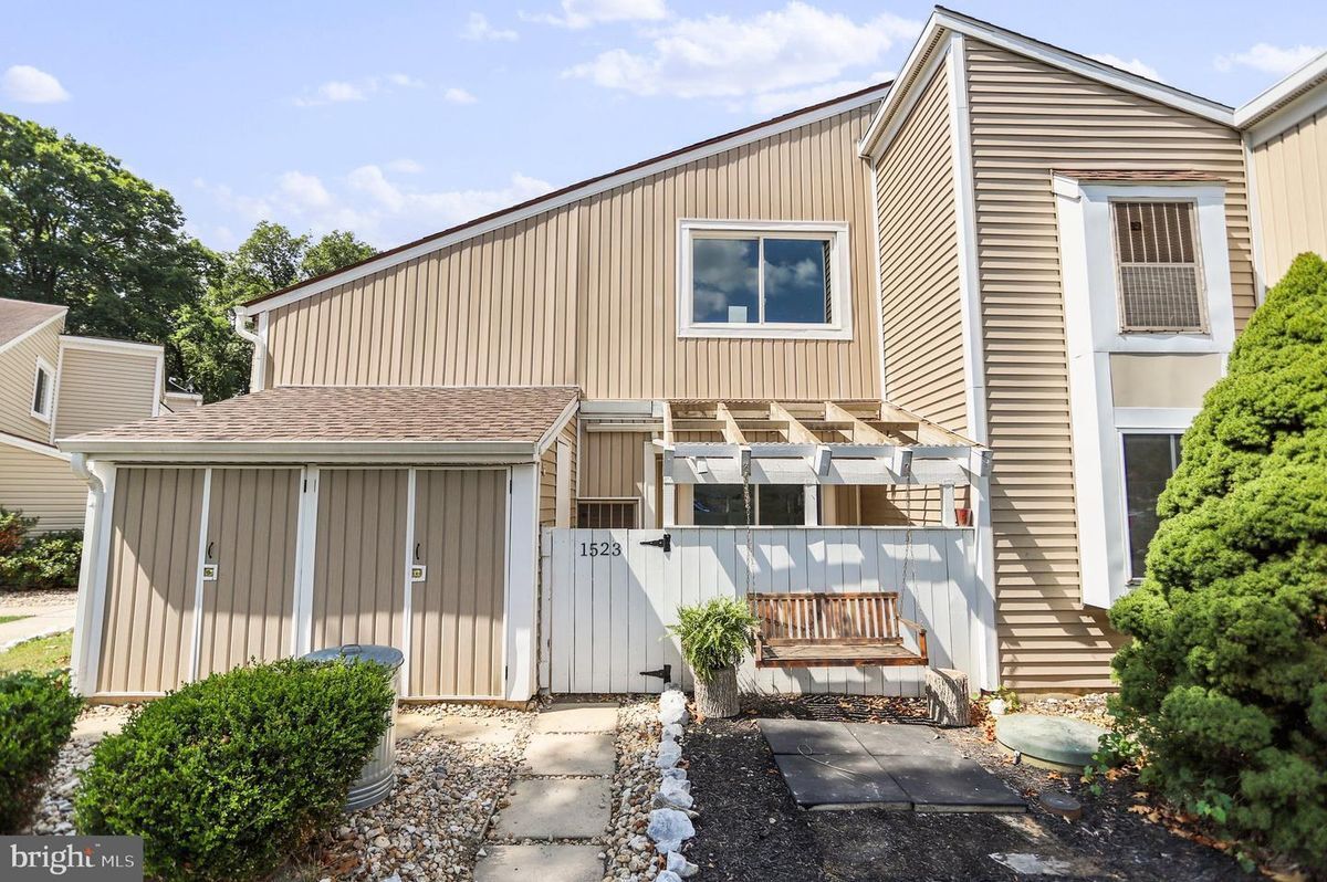 Building Photo - 1523 Kensington Dr
