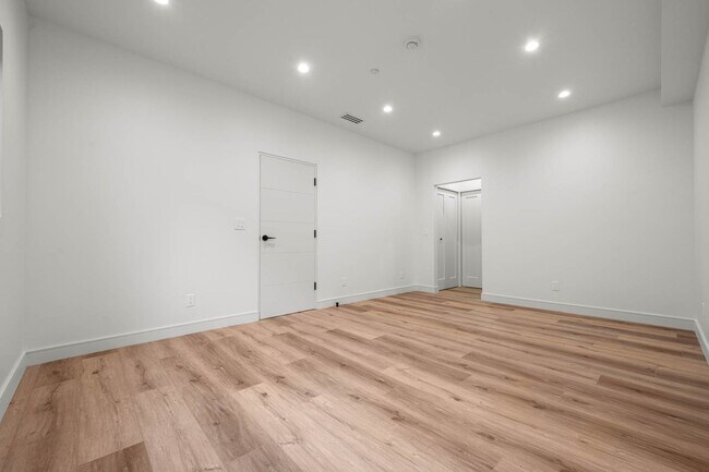 Building Photo - 1920 S Sherbourne Dr