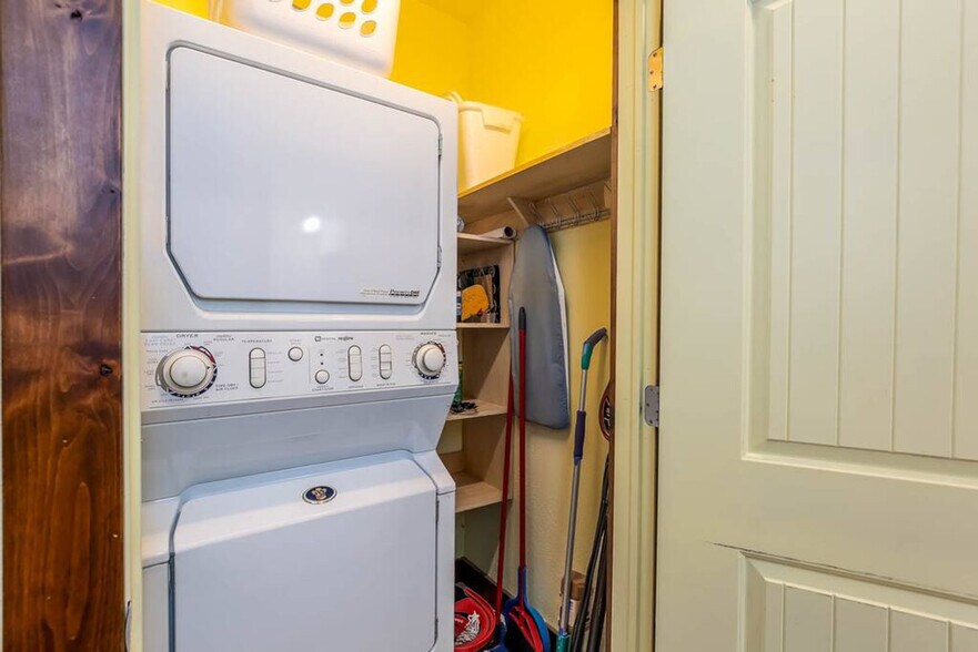 Building Photo - 1018 NW Ogden Ave