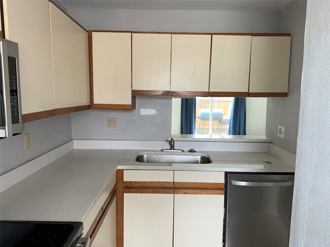 Building Photo - 732 W Collins St