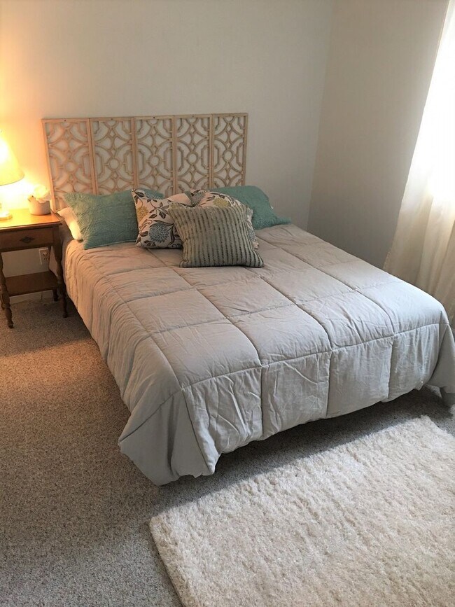 Building Photo - Furnished-Bay Views- Long Term!