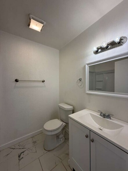 Building Photo - 5419 Lk Grv Dr