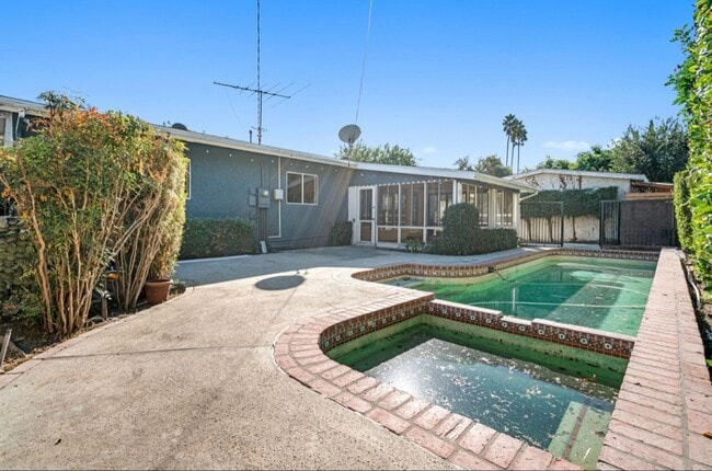 Building Photo - Gorgeous Remodeled 3 Bedroom 2 Bath Pool H...