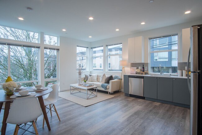 Building Photo - Modern 3BR/3.5BA Townhouse with Rooftop Views in Yesler Terrace