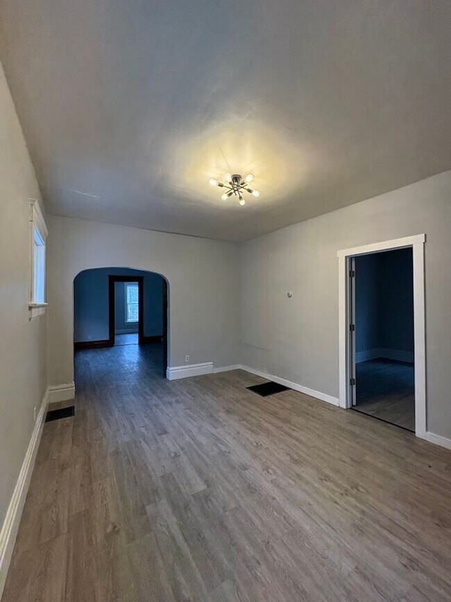 Building Photo - 96 Hall St