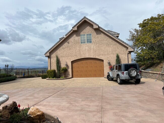 Building Photo - 1328 Chariot Ct