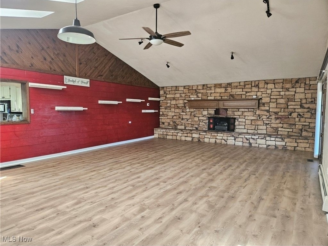 Oversized livingroom - 14301 Galehouse Rd