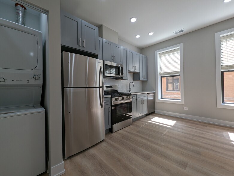 Building Photo - 423 W Belden Ave