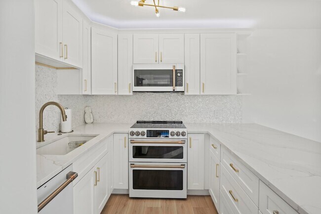 Building Photo - 5888 SE Riverboat Dr