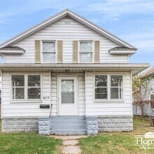 Building Photo - Charming Living in South Bend